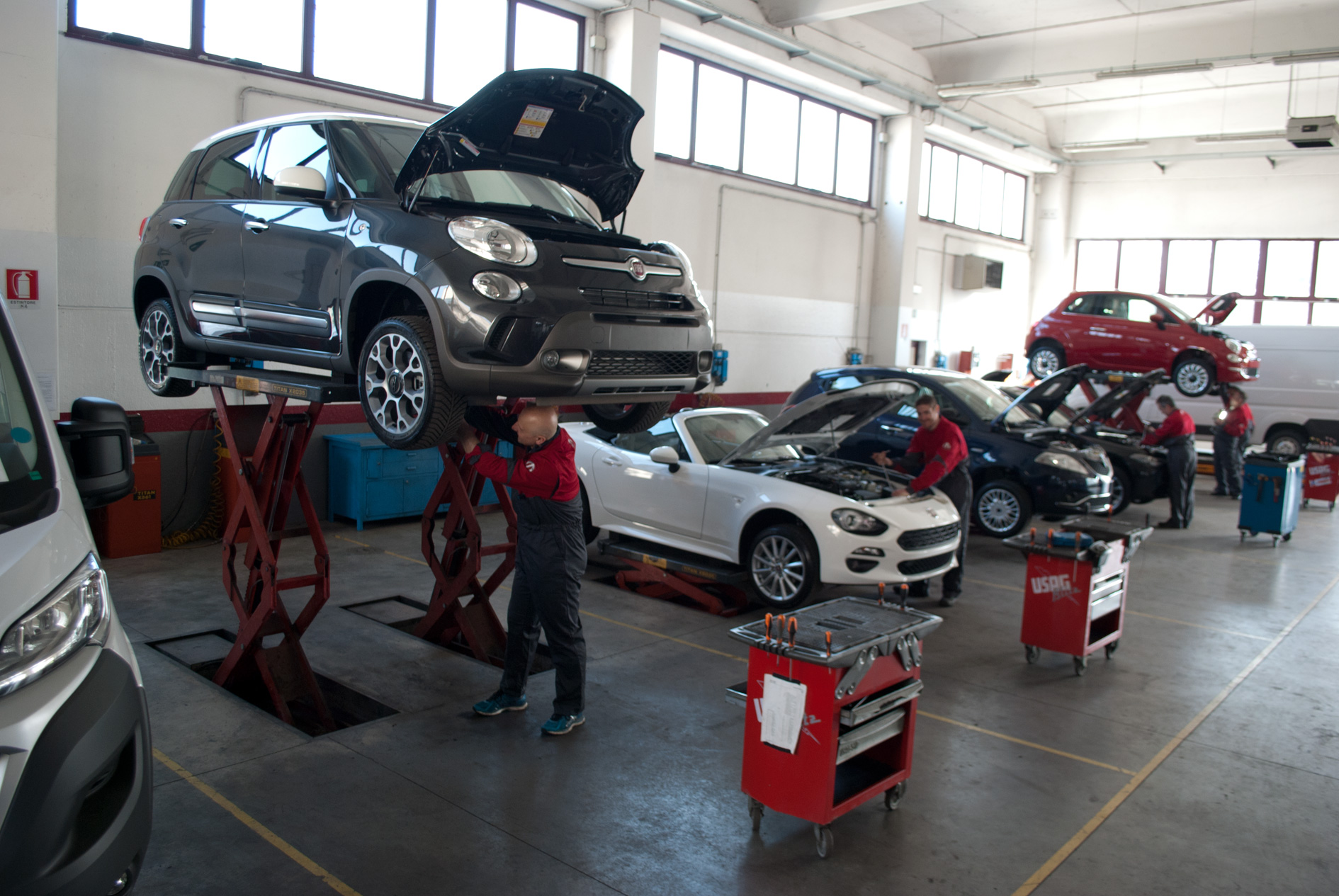Lavorazioni in corso nell'officina AllCars.