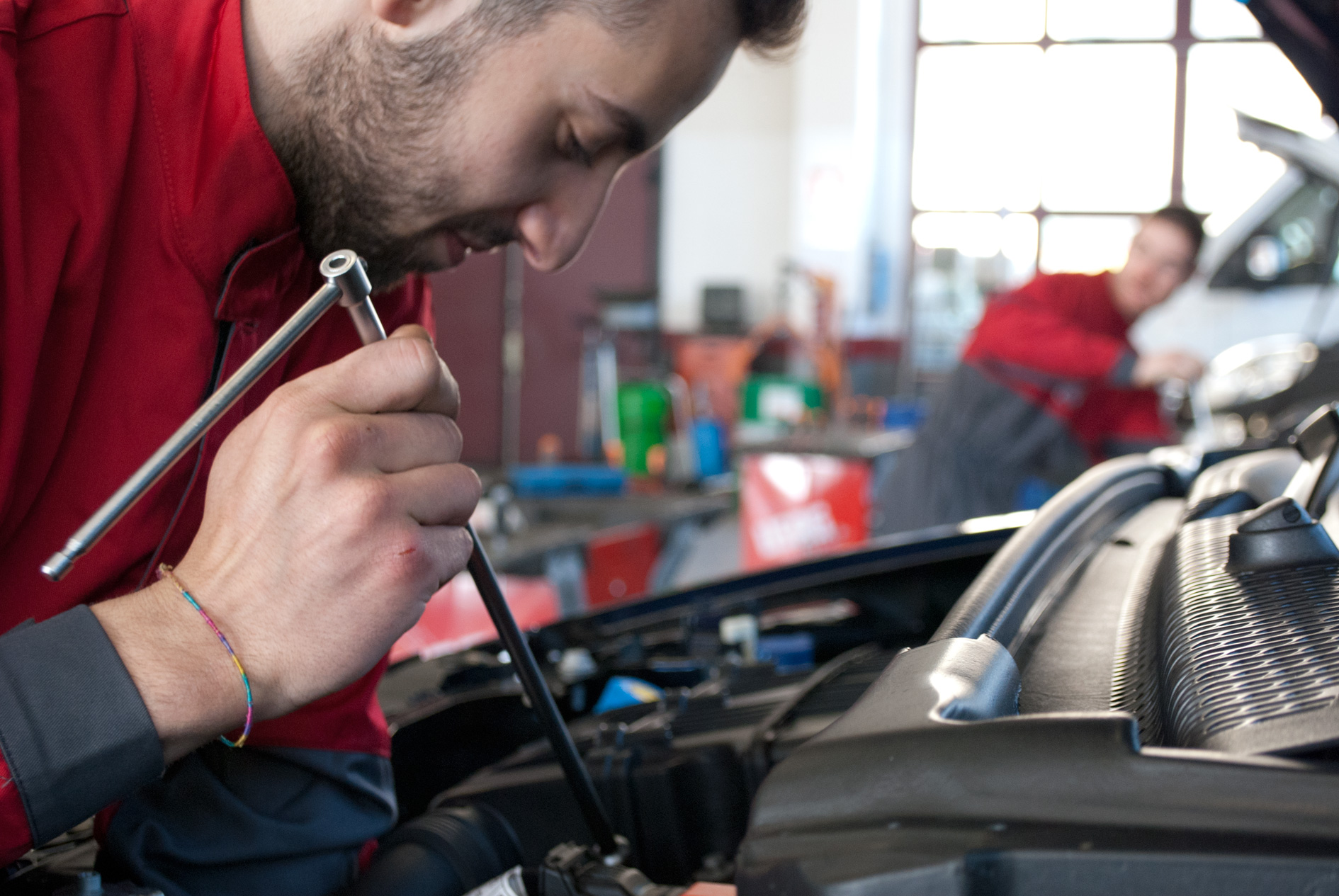 Tecnico AllCars al lavoro su una vettura.