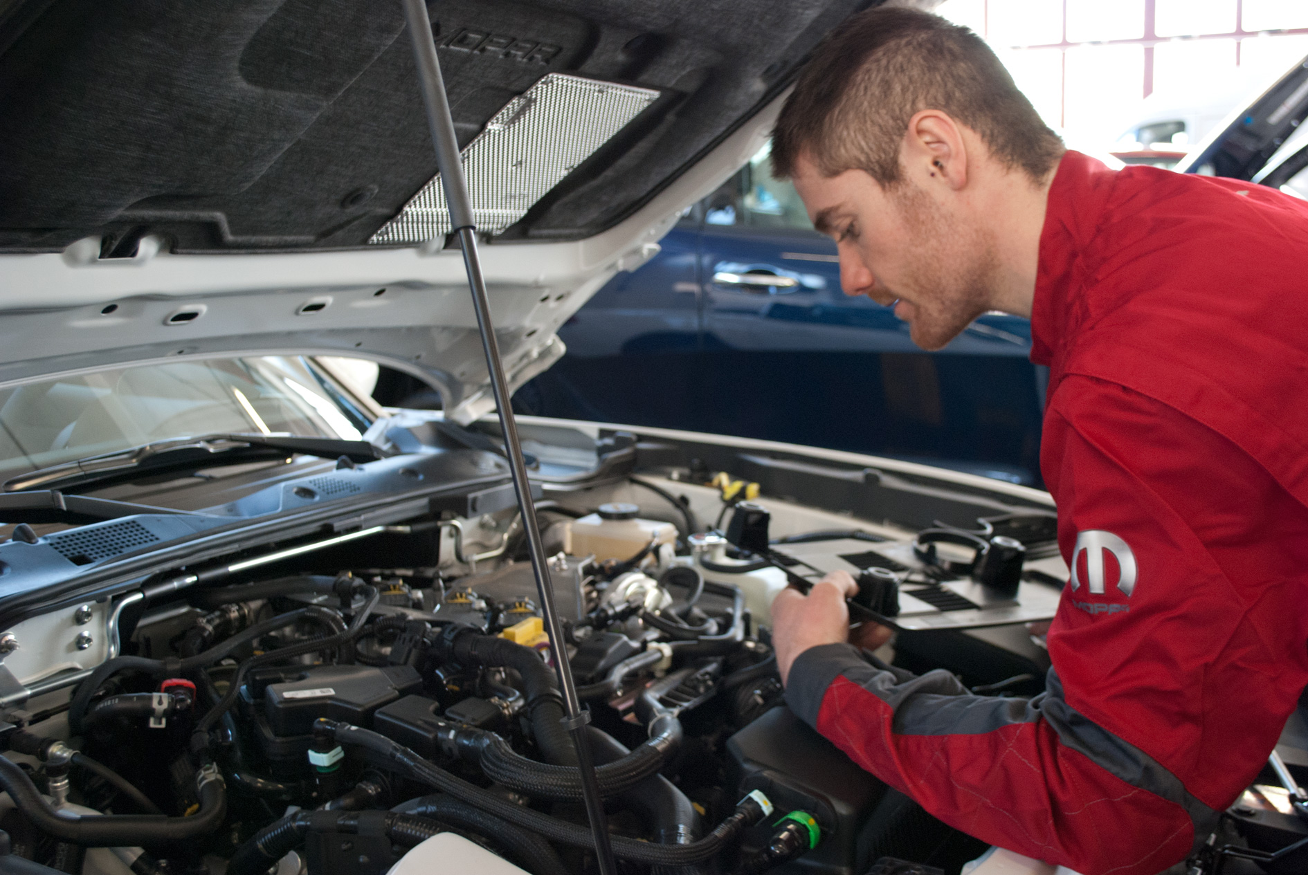 Controllo meccanico su motore in officina.