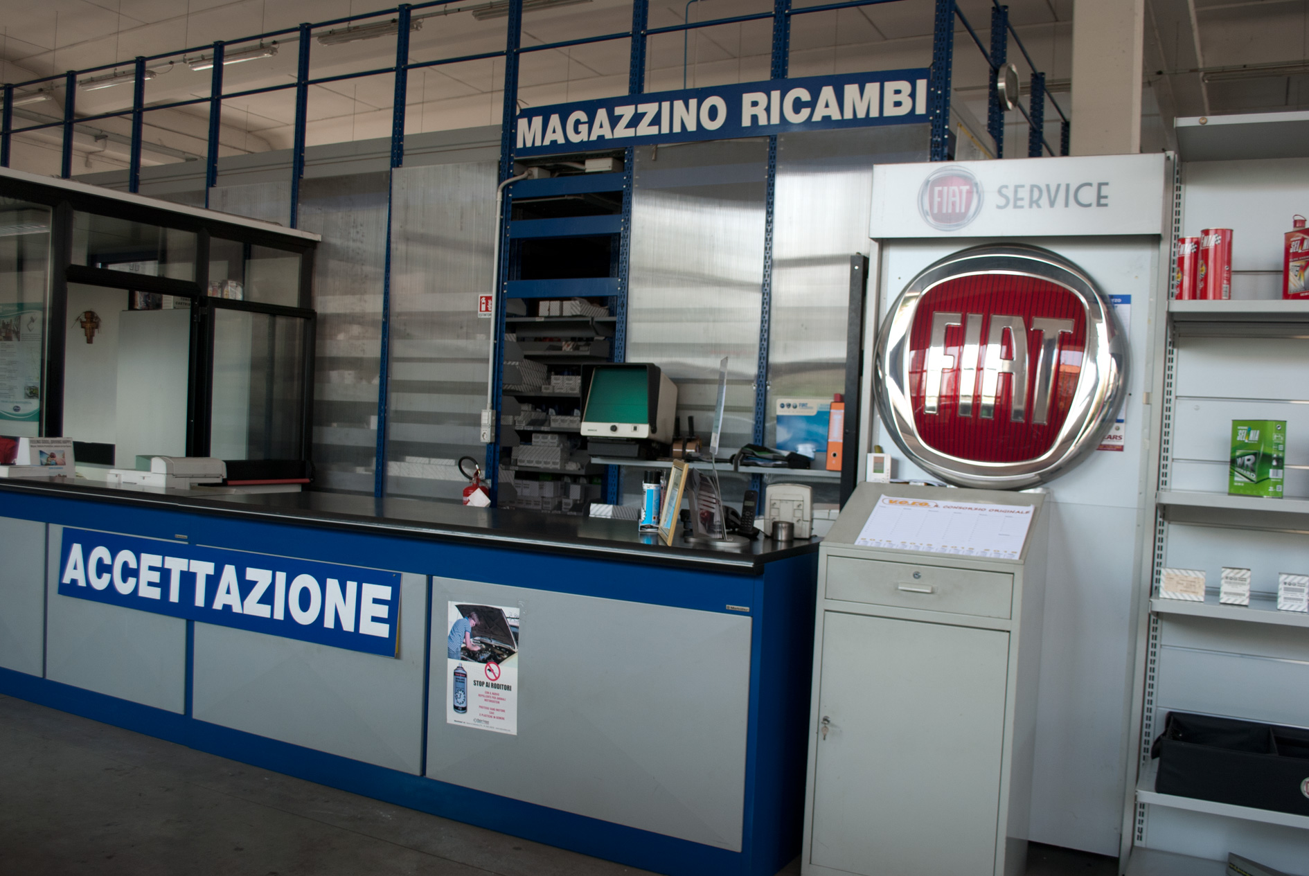 Area accettazione e magazzino ricambi dell'officina.