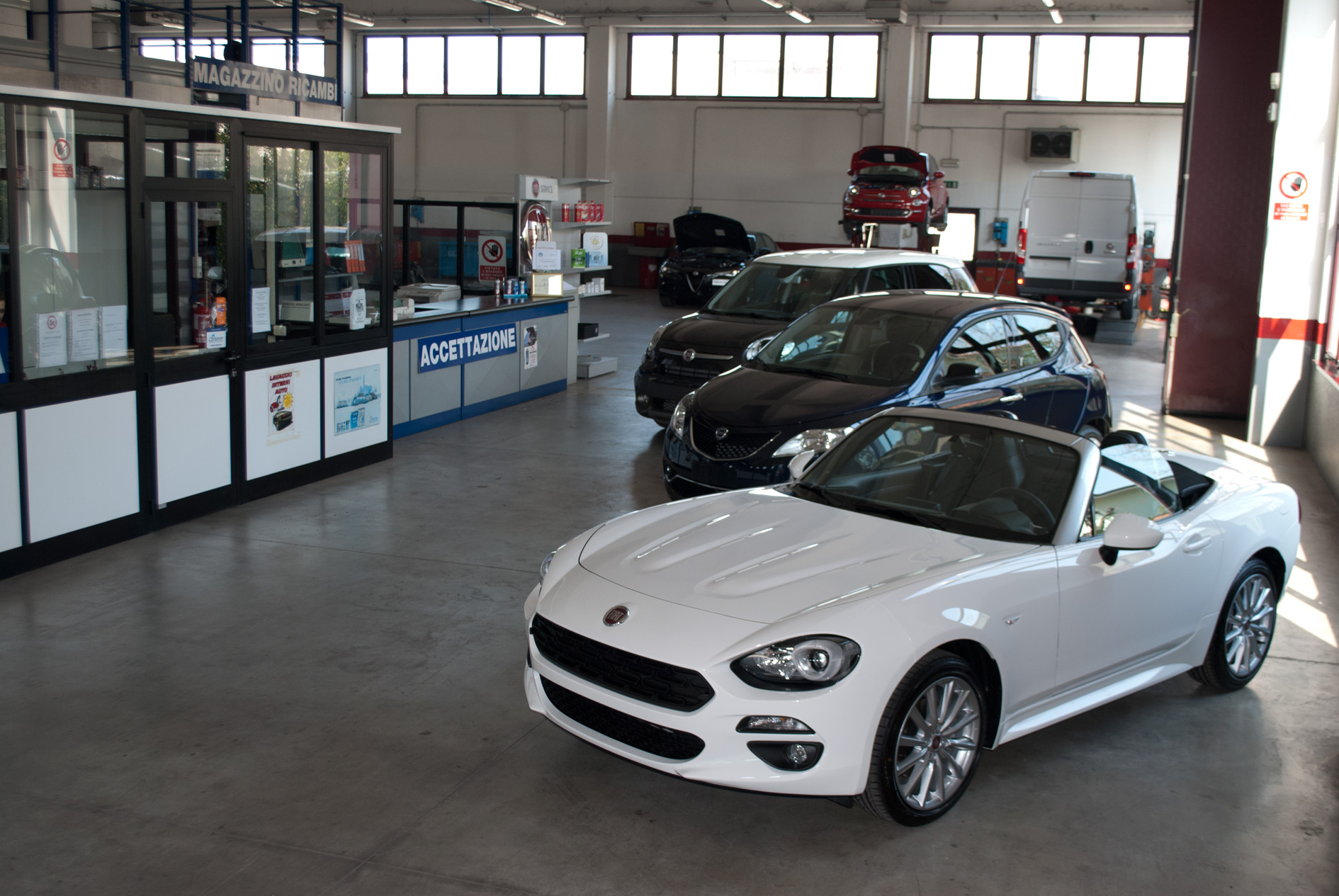 Fiat bianca all'interno dell'officina AllCars.