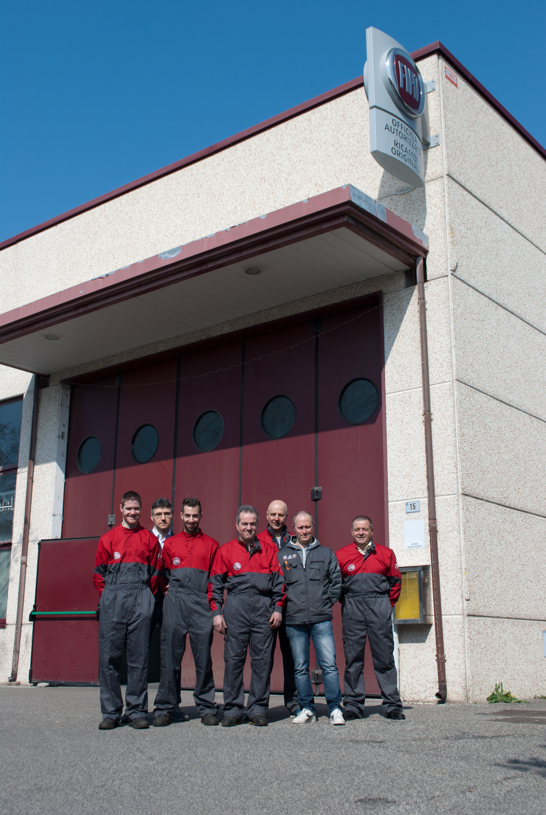 La squadra AllCars davanti all'officina.